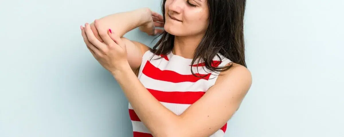 Gomiti screpolati e prurito: quali sono le cause e i rimedi possibili