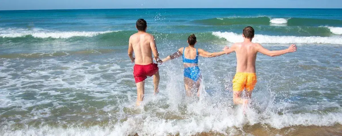 Verità e falsi miti: si può fare il bagno al mare dopo aver mangiato?