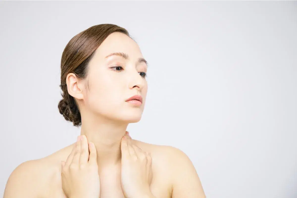 Perché è fondamentale usare la crema per collo e décolleté