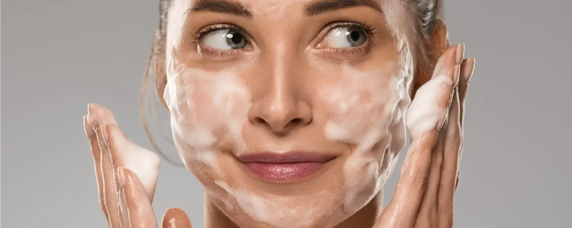 Skincare e detersione del viso: 5 passaggi per una pelle luminosa