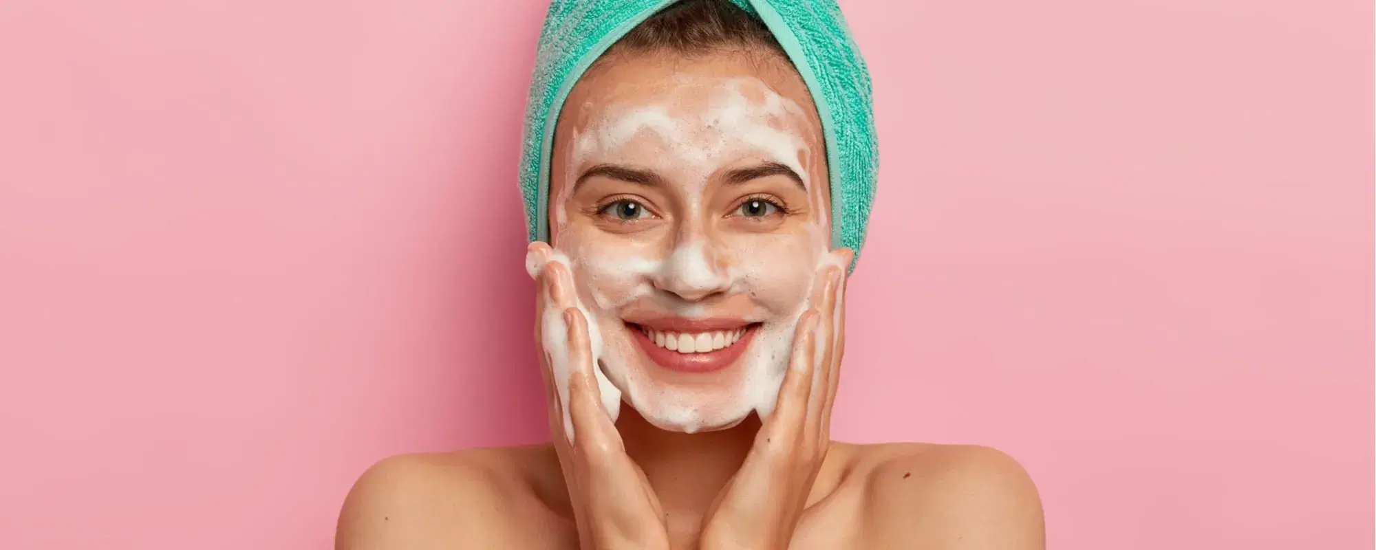 Come eliminare brufoli e punti neri con una corretta skincare estiva