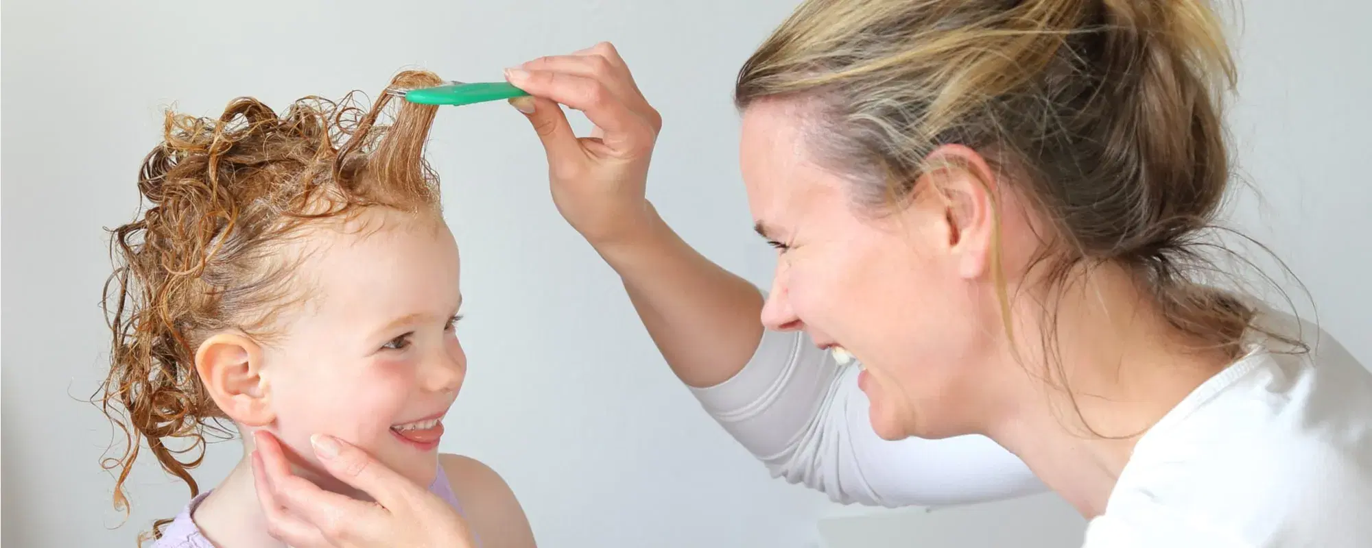 Ritorno in classe! Come eliminare i pidocchi dai capelli di tuo figlio