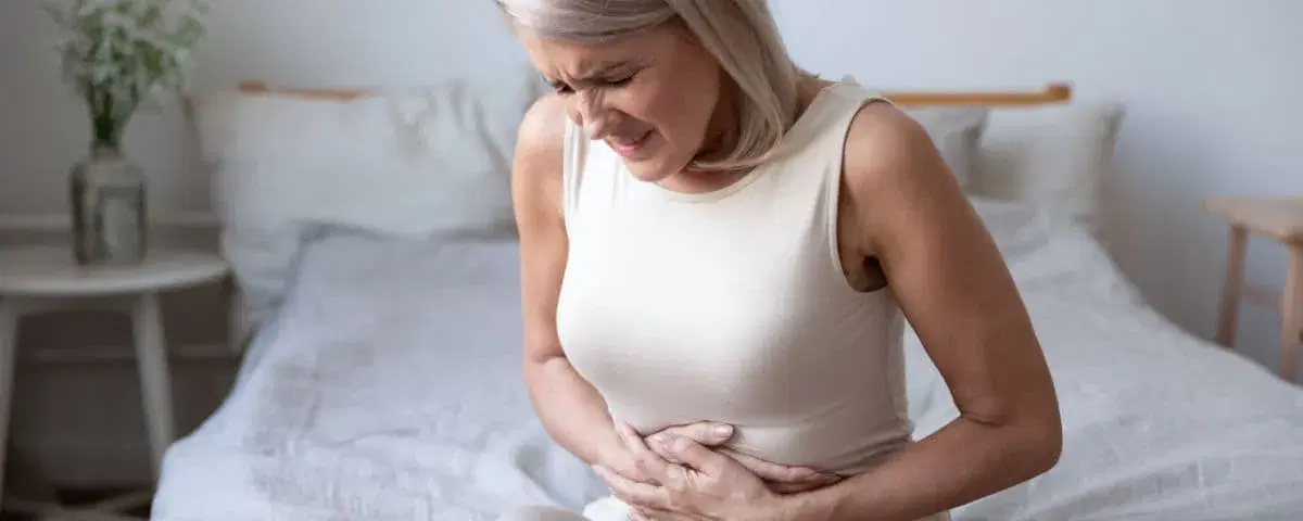 Gonfiore e stitichezza in menopausa: cosa fare per sentirsi meglio