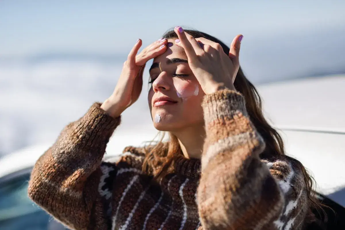 Prendere il sole in montagna: le creme solari per la settimana bianca