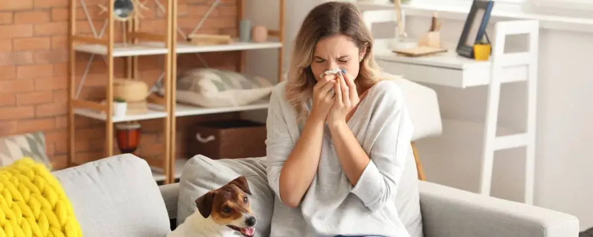 Starnuti e naso chiuso? Come distinguere raffreddore da allergia