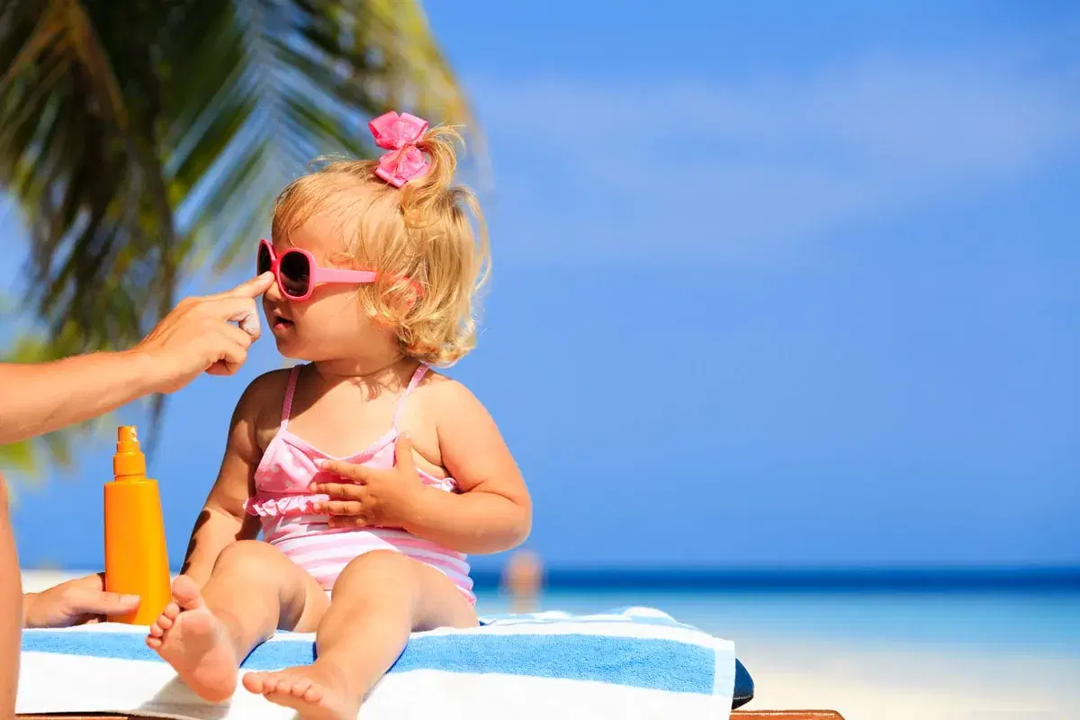 Come scegliere la giusta protezione solare per bambini